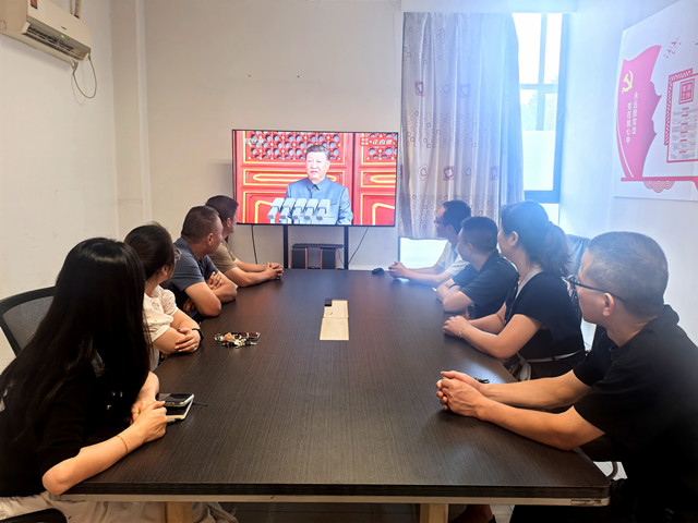 4常運集團物產經營公司組織職工在會議室集中收看紀念中國人民抗日戰(zhàn)爭暨世界反法西斯戰(zhàn)爭勝利80周年閱兵式直播2_副本